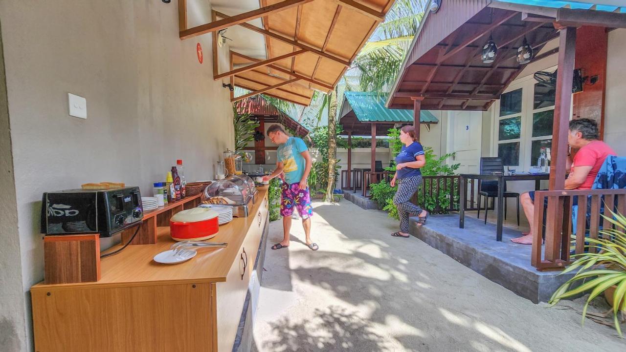 Ukulhas Beach Inn Bagian luar foto