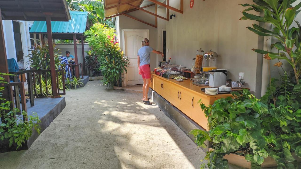 Ukulhas Beach Inn Bagian luar foto